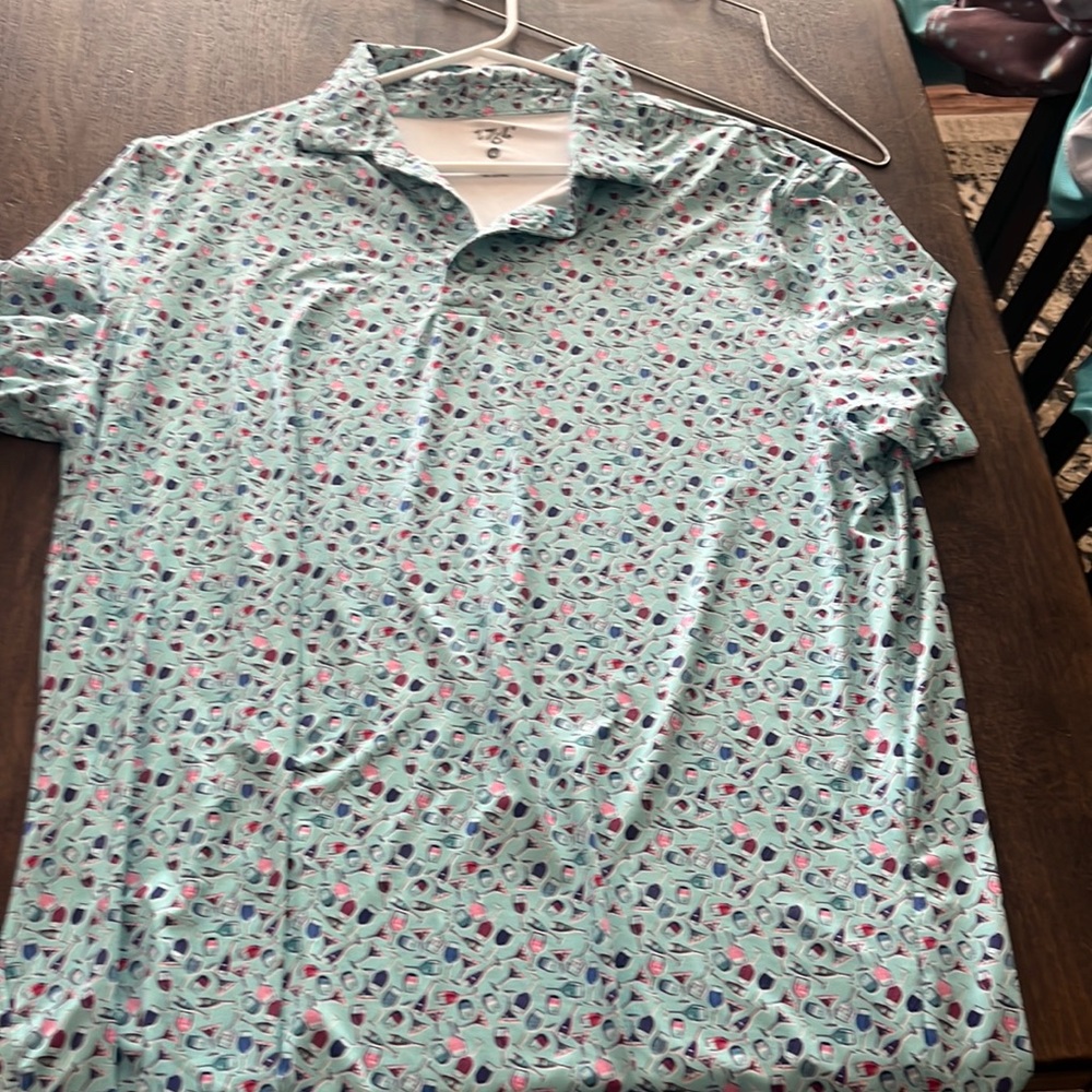 Large golf shirt with different wine and martini glasses. New!